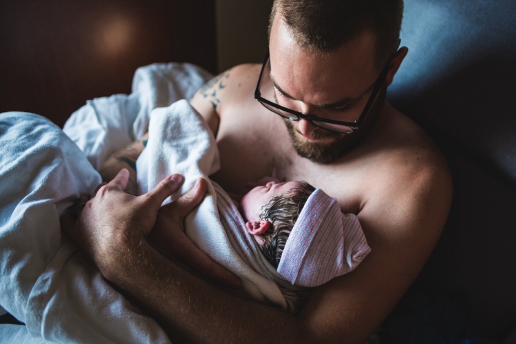 When push comes to shove: dads in the delivery room