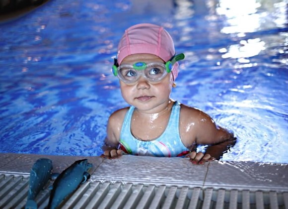 7 ways to stop your child having a meltdown at swimming lessons